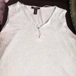 Women’s sleeveless VNeck top!